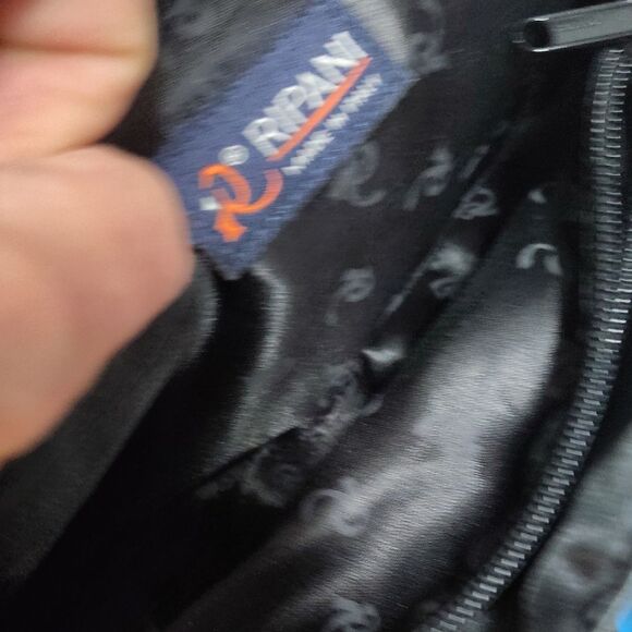 Sophisticated Black Leather Shoulder Bag with Silver Clasp - Picture 6 of 6